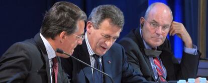 De izquierda a derecha, los consejeros delegados de Air France, Alexandre de Juniac, Air France-KLM, Jean-Cyril Spinetta, y KLM, Peter Hartman, durante la presentación de los resultados del grupo, en París.