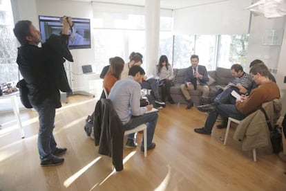 Borja Sémper, candidato del PP por Gipuzkoa, atiende este martes a un grupo de periodistas.