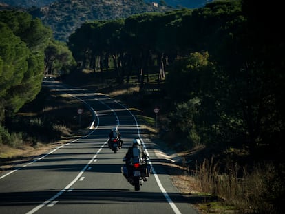 Agentes de paisano del Guardia Civil, patrullando por la AV-562, en Cebreros (Ávila), el domingo 15 de diciembre.