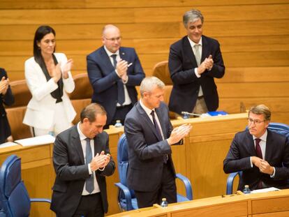 Los diputados del PP aplauden a Feijóo en la primera sesión del debate.
