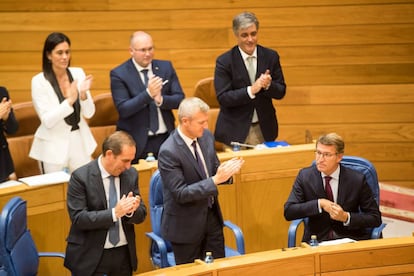 Los diputados del PP aplauden a Feijóo en la primera sesión del debate.