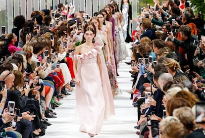 Las modelos desfilan vestidas de Valentino este lunes en la Semana de la moda de París.