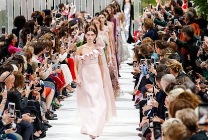 Las modelos desfilan vestidas de Valentino este lunes en la Semana de la moda de Par&iacute;s.