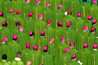 Obispos asisten a la misa de apertura del Sínodo sobre los jóvenes, celebrado en la Plaza de San Pedro del Vaticano.