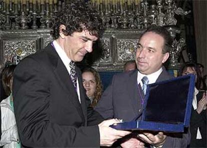 Antonio Banderas recibió una placa de agradecimiento por colaborar en la cofinanciación del trono de la Virgen.