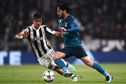 El jugador del Real Madrid Isco controla el balón ante la presencia del jugador argentino de la Juventus Dybala.