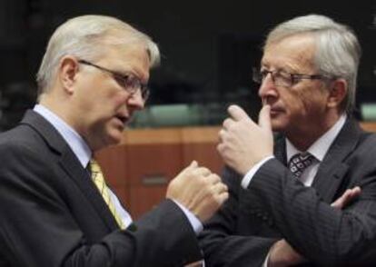 El presidente del Eurogrupo, Jean-Claude Juncker, conversa con el vicepresidente económico de la Comisión Europea (CE), Olli Rehn (izda), antes de la reunión de los ministros de Economía y Finanzas de la Unión Europea (Ecofin), en la sede de Bruselas.