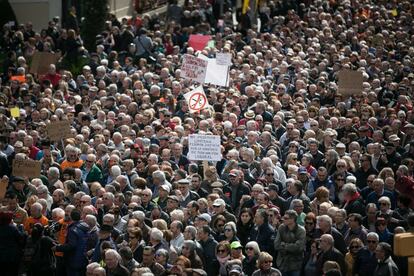 Miles de pensionistas han salido a las calles del centro de la capital catalana.