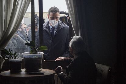 El presidente del Gobierno de España, Pedro Sánchez, conversa con una vecina de Buñuel (Navarra), durante una visita a la localidad afectada este martes.