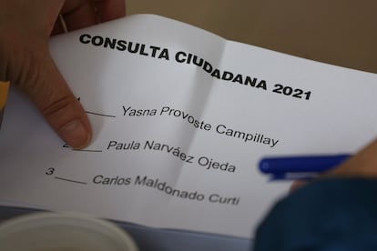 Una persona sostiene una papeleta de la consulta ciudadana presidencial del pacto Unidad Constituyente, este sábado en Santiago de Chile.