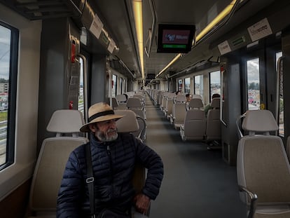 Jorge Vargas, habitante de Toluca, viaja en El Insurgente, el 11 de octubre.