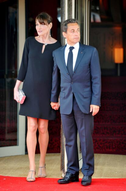 El presidente francés Nicolas sarkozy y su mujer, Carla Bruni