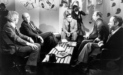 De izquierda a derecha, los historiadores Emmanuel Le Roy, Jean Louis Bory, Jacques Le Goff y Georges Duby, en un programa de Bernard Pivot (centro) en 1979.