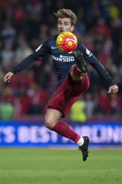 Griezmann controla el balón ante el Granada.