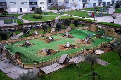 Vista del parque infantil y la pista deportiva que se han hundido sobre un aparcamiento de una urbanización en el barrio de Nueva Montaña de Santander.
