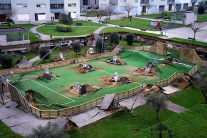 Vista del parque infantil y la pista deportiva que se han hundido sobre un aparcamiento de una urbanización en el barrio de Nueva Montaña de Santander.