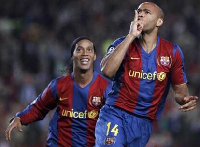 Henry celebra el primer gol del Barça seguido de Ronaldinho.