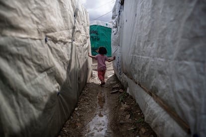 Una niña en el campamento de Moria, Lesbos, Grecia, el 4 de marzo pasado.