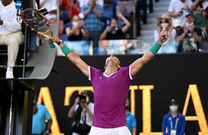 Nadal celebra el triunfo contra Shapovalov en la pista central de Melbourne.