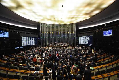 A sessão de votação do impeachment de Dilma Rousseff lotou o plenário da Câmara dos deputados neste domingo e já começou com tumulto e bate-boca entre os parlamentares.