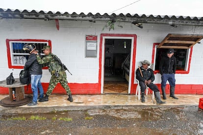 Un soldado revisa a un hombre durante el paro armado impuesto por el Clan del Golfo en Antioquia, en 2022.