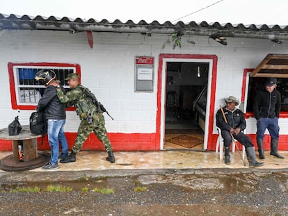 Un soldado revisa a un hombre durante el paro armado impuesto por el Clan del Golfo en Antioquia, en 2022.