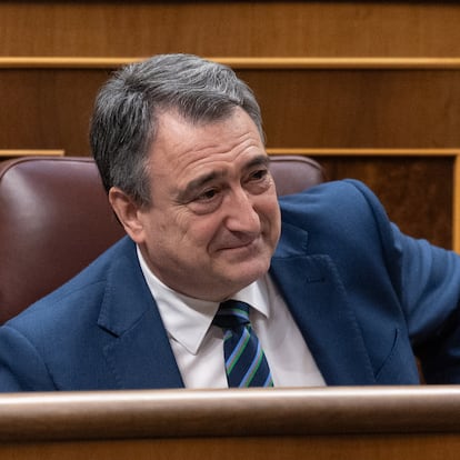 El portavoz del PNV en el Congreso, Aitor Esteban, durante su última sesión plenaria en el Congreso de los Diputados, a 26 de marzo de 2025, en Madrid (España). El presidente del Gobierno Pedro Sánchez comparece en el Congreso de los Diputados para defender la posición del Ejecutivo sobre el rearme en Europa y la necesidad de acelerar el gasto en Defensa y con el socio de coalición, Sumar y otros aliados parlamentarios posicionados frontalmente en contra. Esta intervención se produce en pleno debate sobre si habrá Presupuestos Generales del Estado este año 2025 ante la falta de apoyos al Ejecutivo.
26 MARZO 2025;CONGRESO;RECHAZO;DEFENSA;GASTO
Eduardo Parra / Europa Press
26/03/2025