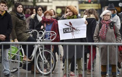 Varios viandantes durante el minuto de silencio en la plaza central de la ciudad oriental francesa de Estrasburgo.