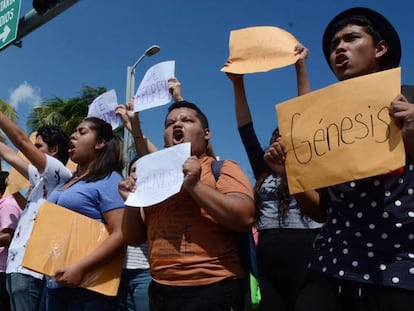 Protesta por la desaparici&oacute;n de tres estudiantes en Veracruz.