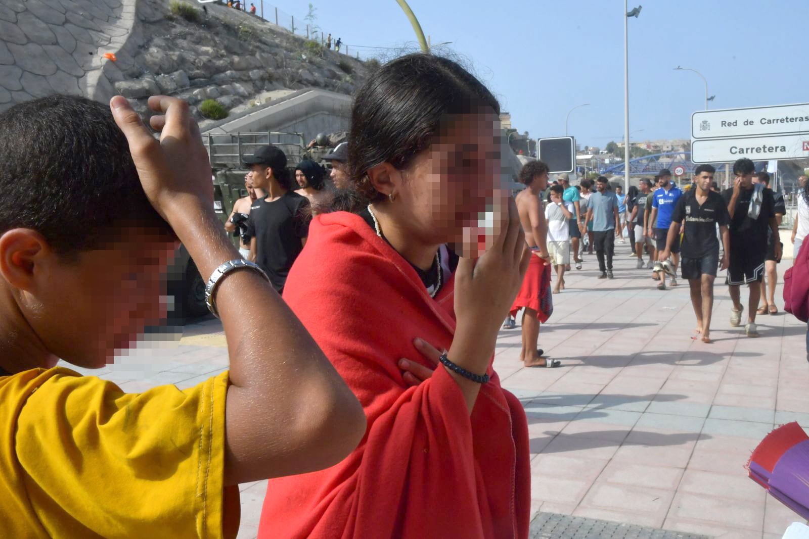 Malak, junto a su hermano Zakariyya, ambos de 14 años, este viernes, cerca de la frontera de El Tarajal, en Ceuta. 