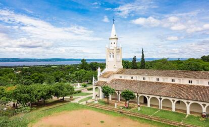 La iglesia de la Virgen de la Candelaria, en Areguá, con el lago Ypacaraí al fondo.