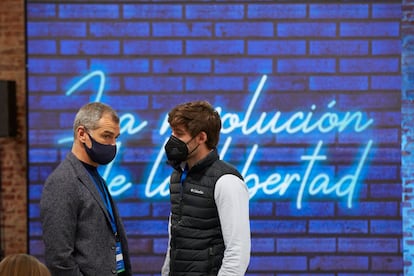 Toni Cantó (izquierda) y un componente de Nuevas Generaciones del PP durante el XV Congreso Nacional de Nuevas Generaciones del PP en Espacio Jorge, a 10 de abril de 2021, en Madrid.