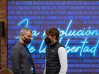 Toni Cantó (izquierda) y un componente de Nuevas Generaciones del PP durante el XV Congreso Nacional de Nuevas Generaciones del PP en Espacio Jorge, a 10 de abril de 2021, en Madrid.
