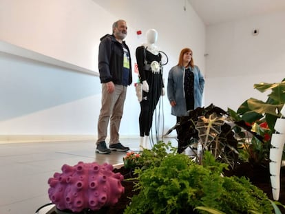 Alberto Valverde y María Castellanos, con el traje que conecta a los humanos con las plantas.