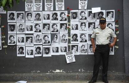 Retratos de las víctimas de la guerra civil de Guatemala, fuera del Congreso. 