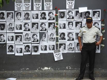 Retratos de las víctimas de la guerra civil de Guatemala, fuera del Congreso. 