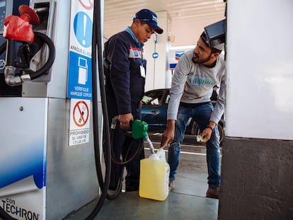 Un hombre llena un recipiente con combustible en una gasolinera en la ciudad de León, en el Estado de Guanajuato.
