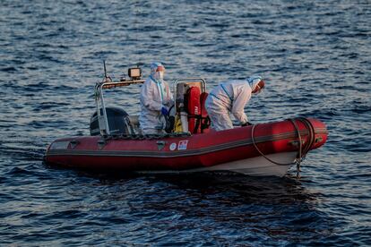 The skipper of the 'Astral', Maitane Carnero, and the captain, Savvas Kourepinis, approach the spot where the lifeless body of a man is floating in order to transport it to the vessel. 