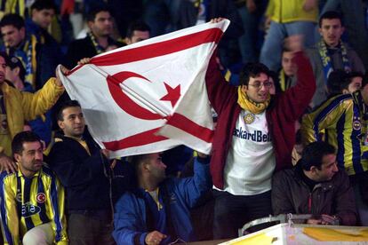 Aficionados turcos ondean una bandera turcochipriota en un partido entre el Fenerbahce turco y el Panathinaikos griego, en Estambul (Turquía), el 31 de octubre de 2002.