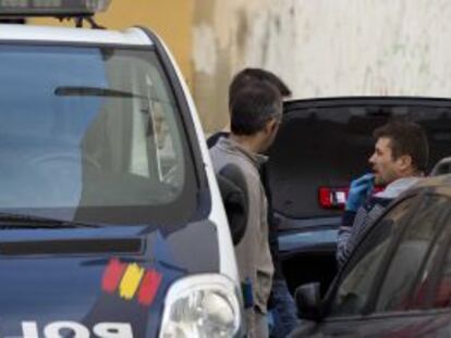 Los agentes realizan la inspección ocular del vehículo en el que fue hallado el cuerpo del abogado.