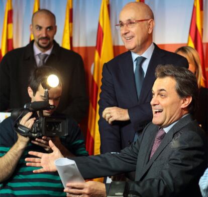 Artur Mas y Josep Antoni Duran (de pie), en la reunión de la ejecutiva de CiU.