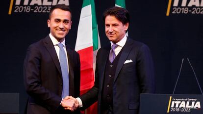 Luigi Di Maio, a la izquierda, saluda a Giuseppe Conte.
