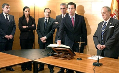 El responsable de Política Territorial, Alberto Núñez Feijóo, quien sustituye a José Cuiña, jura su cargo.