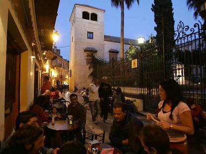 Tapeo en la calle malagueña de San Agustín, con el Museo Picasso al fondo.