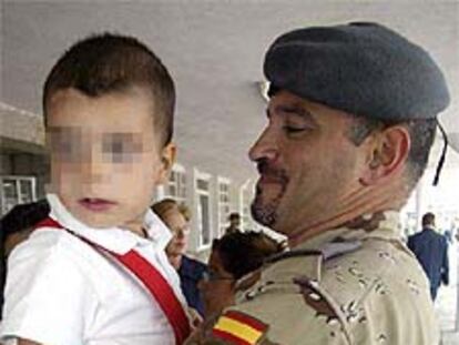 Un soldado destinado a Irak, con su hijo en brazos durante el acto.