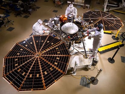 La sonda espacial 'InSight', de la NASA, durante un ensayo de los paneles solares en los talleres de Lockheed-Martin, en Denver (EE.UU.)