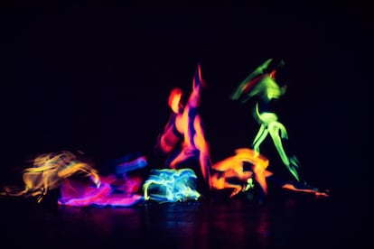 Y así surgió la pregunta que me condujo a captar de forma experimental estos cuerpos de luz: ¿sería posible plasmar mediante fotografías el efímero espíritu de la danza?