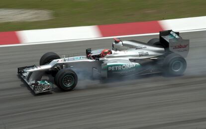 Michael Schumacher, de la escudería Mercedes, en la primera jornada de entrenamientos en Sepang