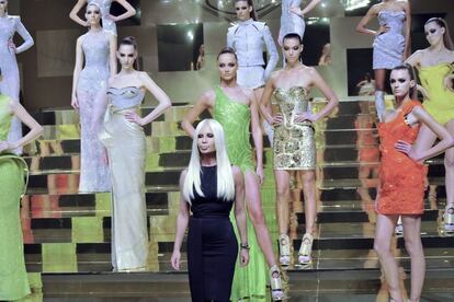 Desde el año 2004, la casa de Donatella Versace no exhibía en público sus colecciones de alta costura. No dejó de producirlas, pero se mostraban a los clientes de forma privada. Hoy, en la primera jornada de la semana de la alta costura en París, ha vuelto a presentar los diseños de su línea 'Atelier'. Lo ha hecho en un formato híbrido entre el desfile y la presentación, en pases con modelos ante un público reducido. Una gran escalinata dorada servía de escenario para que 15 chicas mostraran otras tantas creaciones para la primavera/verano 2012 que querían emular “una flor metálica que estalla en oro y cristales”.