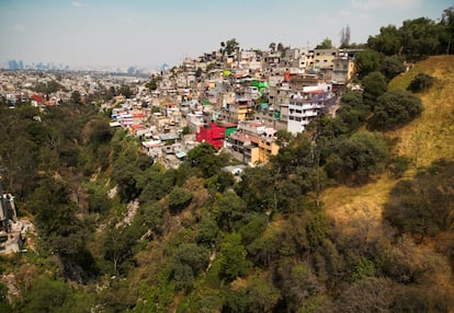 Vista de la colonia Galeana al borde de la barranca Río San Borja en la Alcaldía Álvaro Obregón, en Ciudad de México.